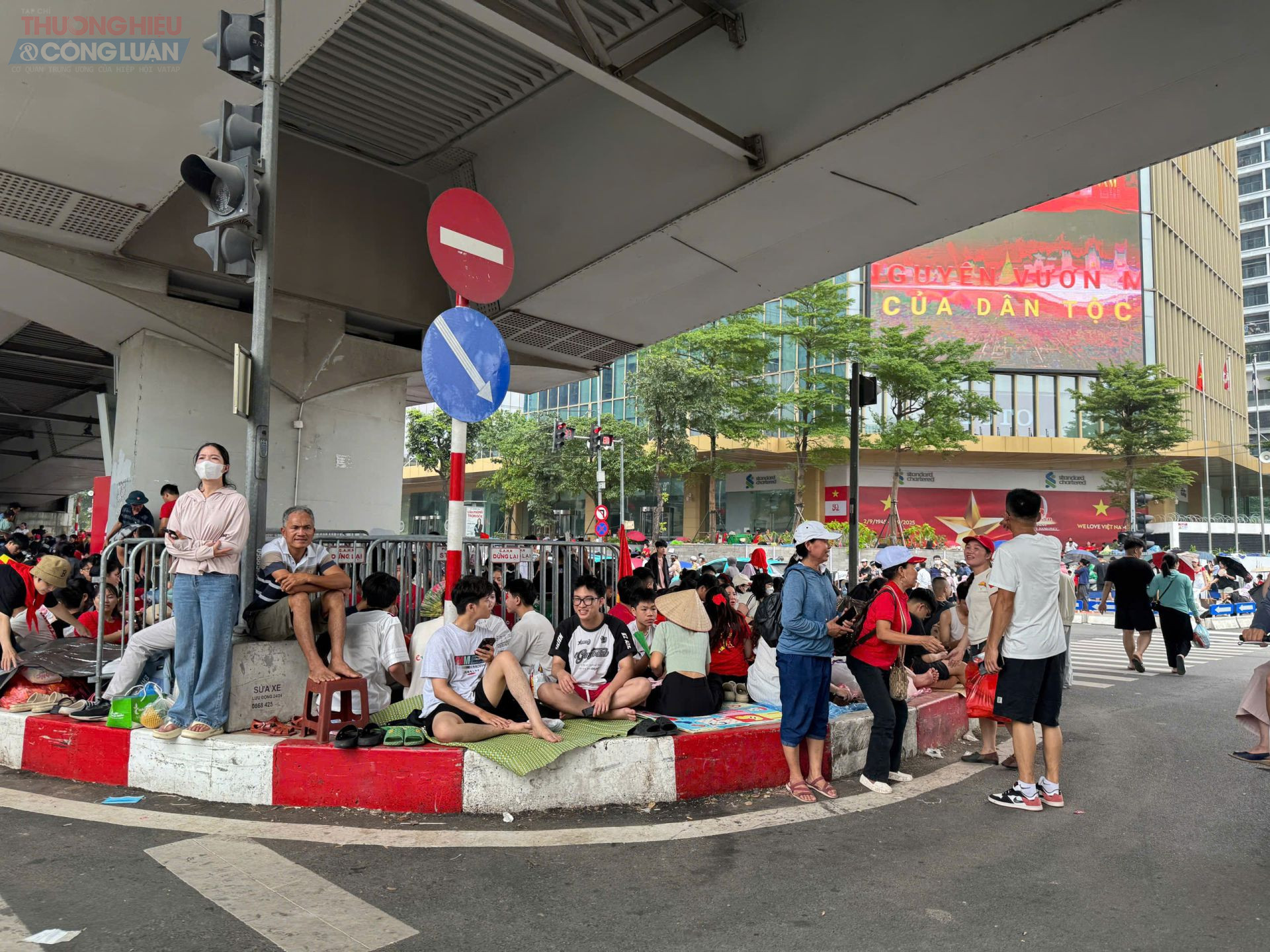 Ngã tư giao giữa Liễu Giai - Kim Mã (Hà Nội) đã chật kín người dân ngồi giữ chỗ