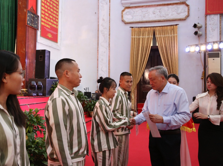 Phó Thủ tướng Thường trực Nguyễn Hòa Bình dự Lễ công bố Quyết định đặc xá tại Trại giam Phú Sơn 4