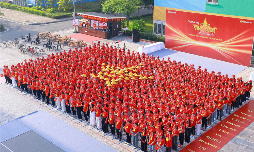 Nhân viên Samsung xếp hình lá cờ Tổ quốc tại Nhà máy SEV (Khu công nghiệp Yên Phong, Bắc Ninh.