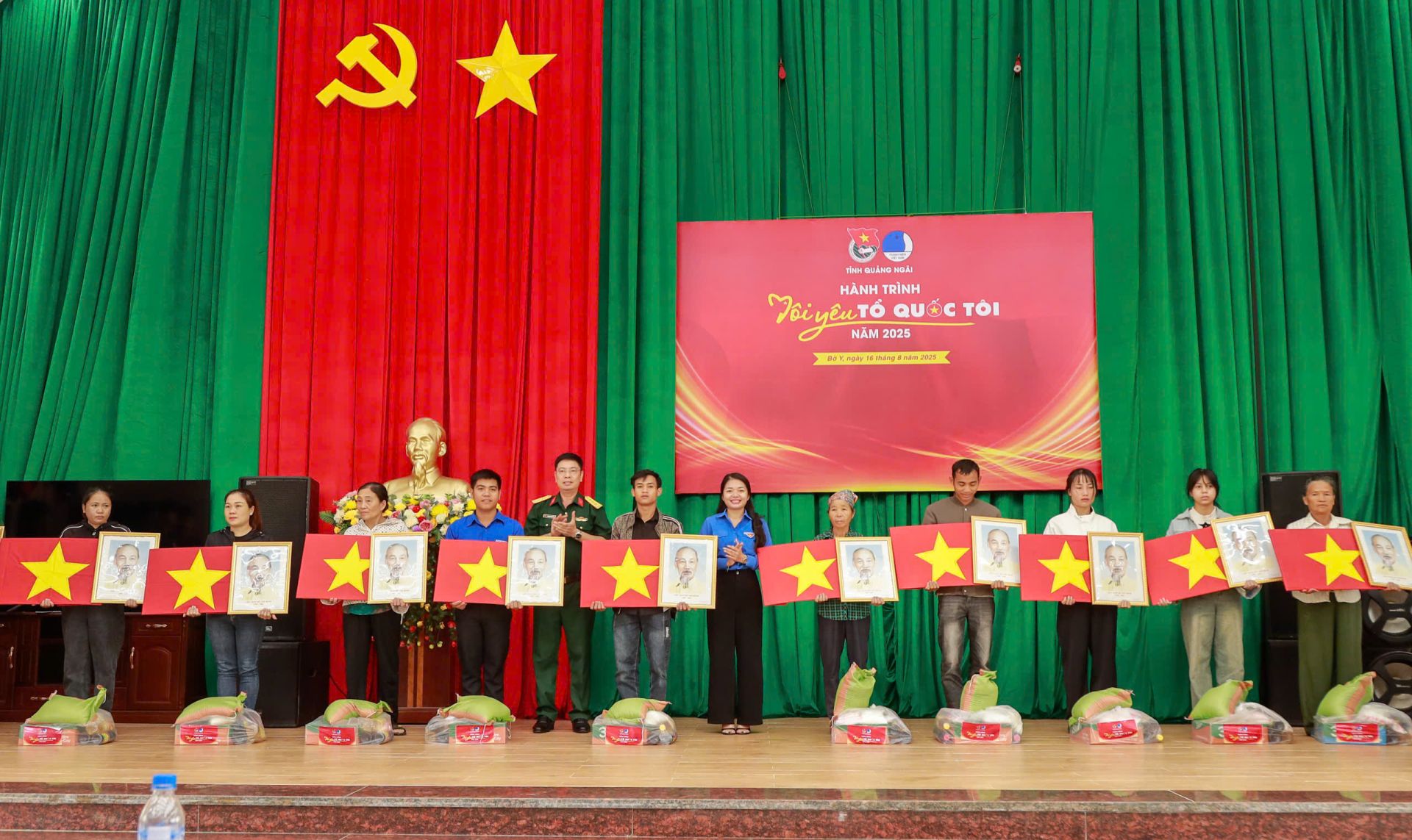 Tặng ảnh Bác Hồ, cờ Tổ quốc cùng quà an sinh cho người dân xã Bờ Y, tỉnh Quảng Ngãi.