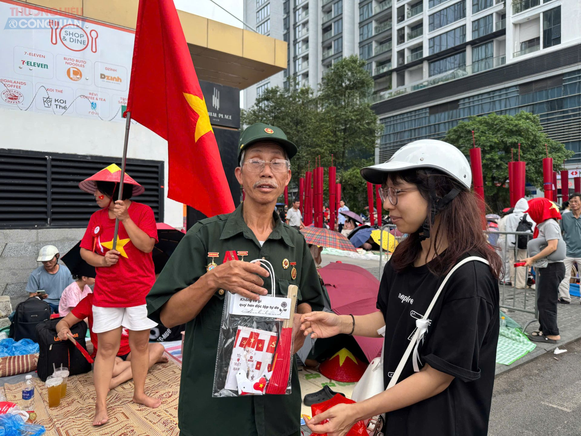 Hàng vạn người dân đổ về Ba Đình chờ xem lễ diễu binh, diễu hành Quốc khánh 2/9