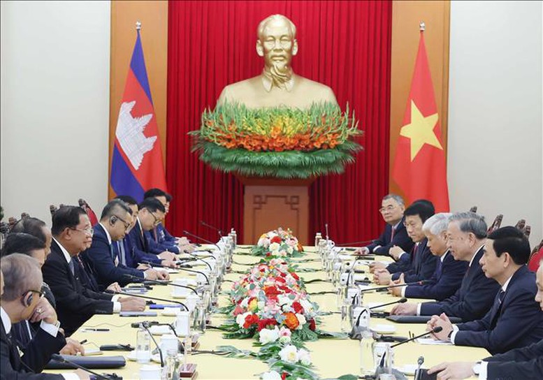Hai nhà lãnh đạo đánh giá cao sự phát triển tốt đẹp của quan hệ hai nước thời gian qua trên tất cả các lĩnh vực và nhất trí triển khai hiệu quả các kết luận của các cuộc gặp cấp cao trên cũng như kết quả cuộc điện đàm giữa Tổng Bí thư Tô Lâm và Chủ tịch Hun Sen ngày 14/8 vừa qua - Ảnh: TTXVN