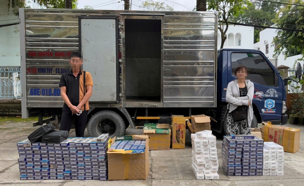 Hai đối tượng cùng tang vật, phương tiện vận chuyển Hai đối tượng cùng tang vật, phương tiện vận chuyển