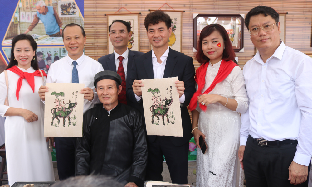 Các đại biểu trải nghiệm in tranh và 