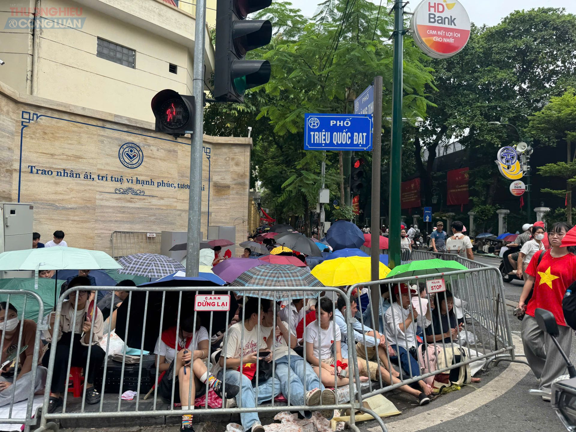 Ngã tư giao giữa Tràng Thi - Triệu Quốc Đạt (Hà Nội) đã chật kín người dân ngồi giữ chỗ