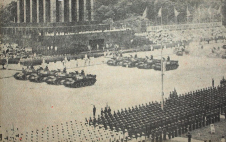 Ngoài các khối chiến sĩ đại diện cho quân, binh chủng còn xe tăng, pháo tự hành, pháo phòng không, tên lửa và hàng chục máy bay. Ngoài các khối chiến sĩ đại diện cho quân, binh chủng còn xe tăng, pháo tự hành, pháo phòng không, tên lửa và hàng chục máy bay.