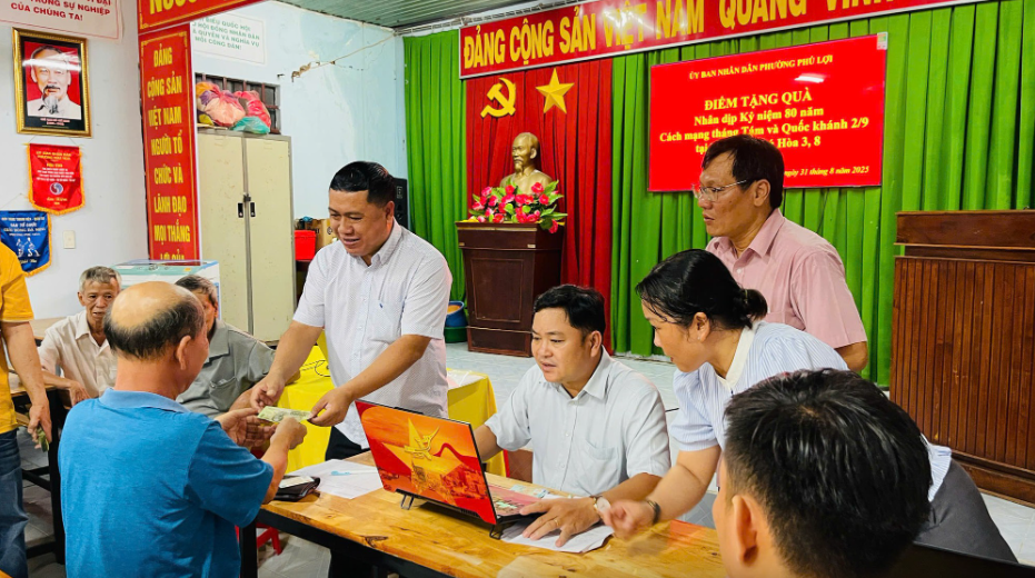 Trong tối 31/8, hơn 100 hộ dân ở phường Phú Lợi đã tới nhận tiền Quốc khánh