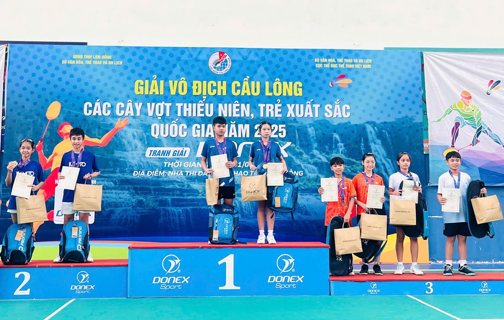 Cặp vận động viên Chu Tuấn Kiệt - Nguyễn Khánh Linh trên bục nhận Huy chương Vàng. Cặp vận động viên Chu Tuấn Kiệt - Nguyễn Khánh Linh trên bục nhận Huy chương Vàng.