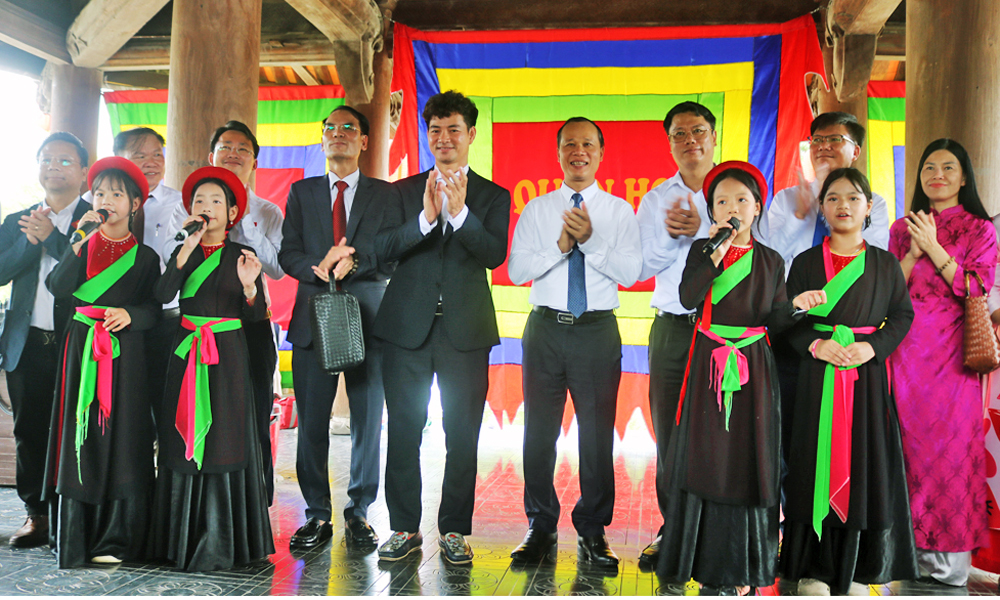 Đồng chí Mai Sơn cùng Nghệ sĩ Nhân dân Xuân Bắc thưởng thức dân ca quan họ do các cháu thiếu nhi trình diễn tại Thủy đình Đền Đô.