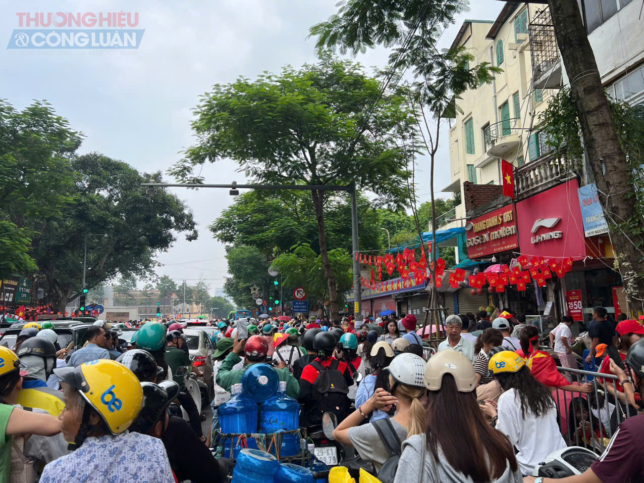 Dòng người ken đặc, xe cộ “chôn chân” trên các tuyến phố hướng về Ba Đình