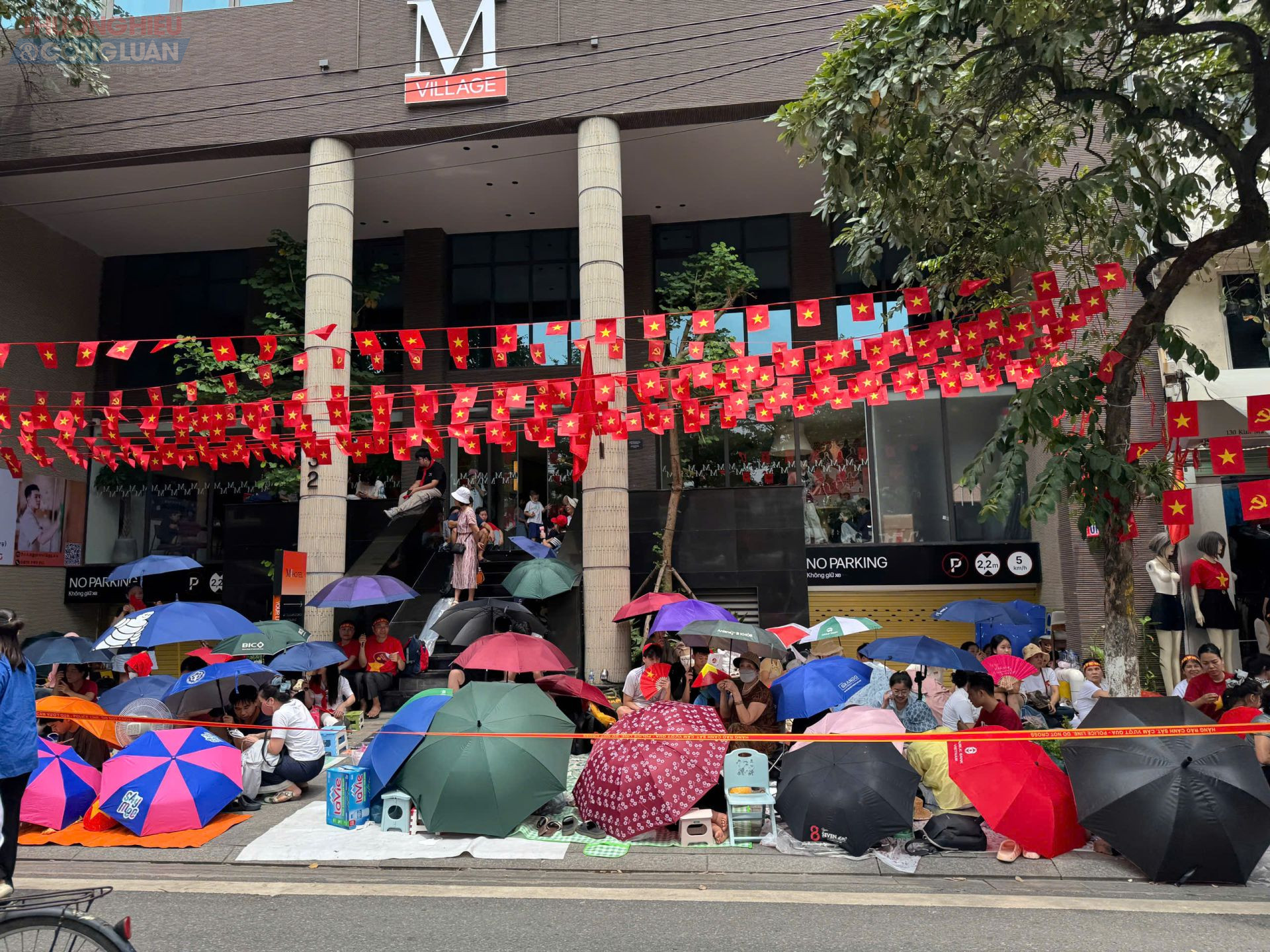 Người dân trải bạt, dựng ô chờ qua đêm trên vỉa hè trung tâm Hà Nội để xem diễu binh sáng 2/9.