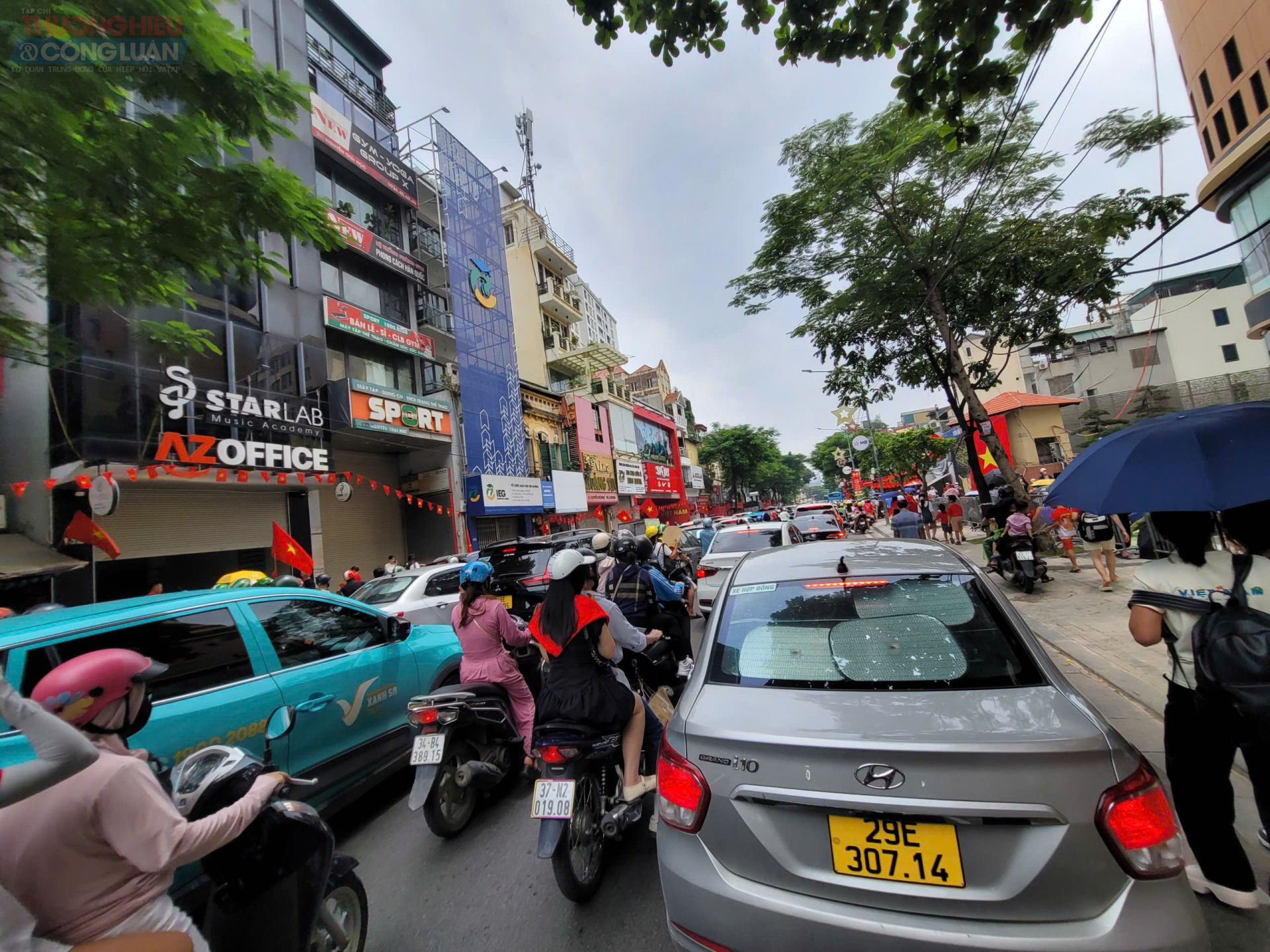 Càng về trưa, lượng phương tiện đổ dồn về quanh khu vực quảng trường Ba Đình càng nhiều