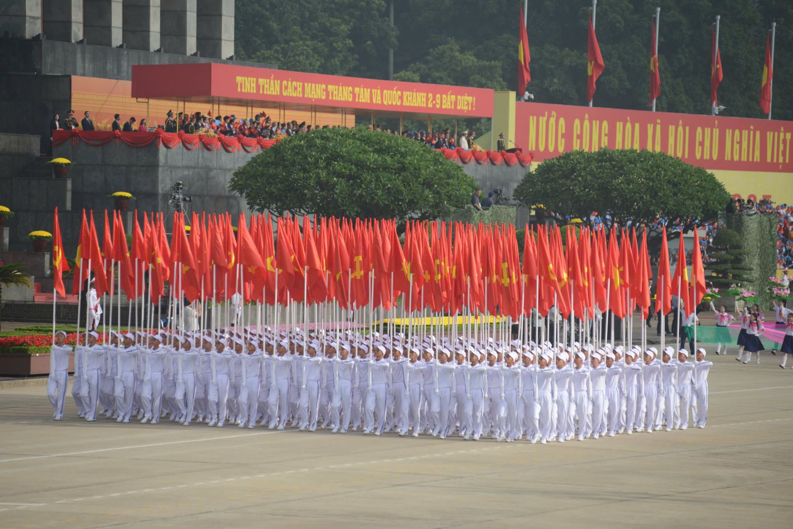 Đội Hồng kỳ tiến qua lễ đài.