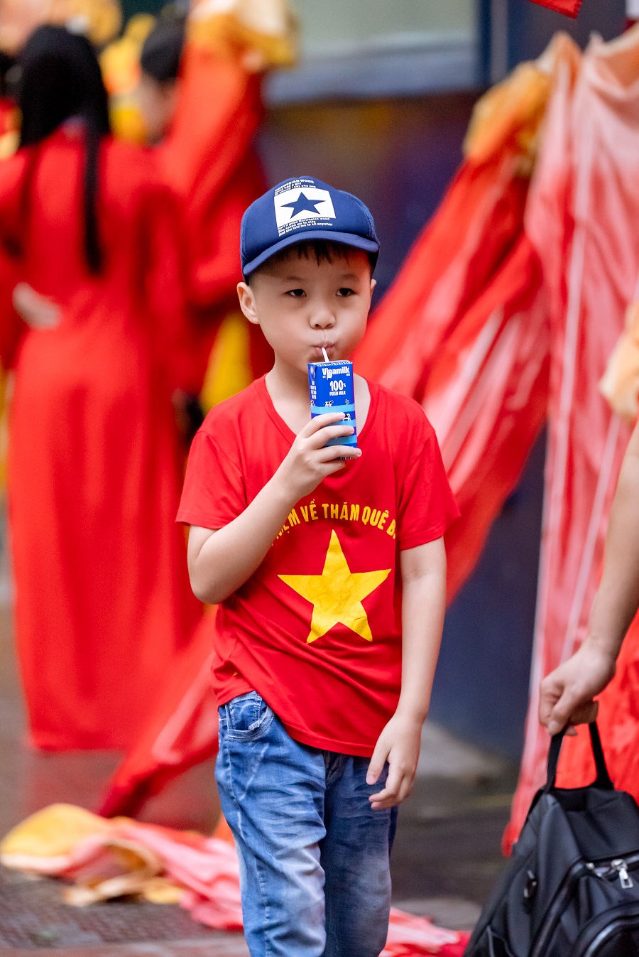 Những mầm non tham gia ngày hội lớn của dân tộc. Những chủ nhân tương lai của đất nước đang được chăm sóc đủ đầy, bằng dinh dưỡng và tri thức; bằng tình yêu, sự gìn giữ và niềm tin của cả một dân tộc dành cho tương lai. (Ảnh: Vi Nam)