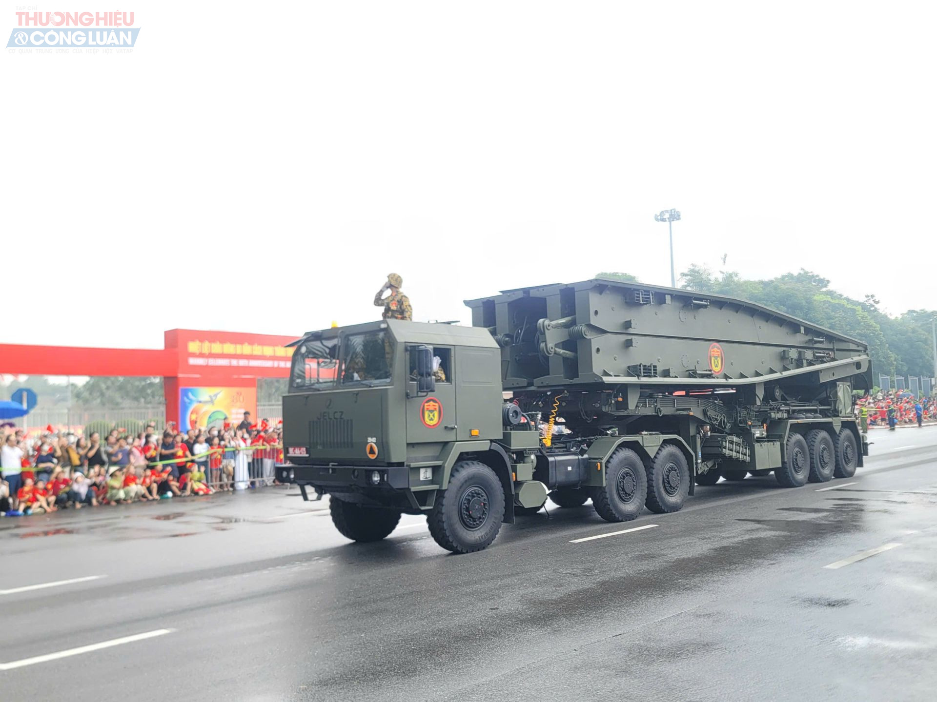 Các chiến sĩ cười rạng rỡ đầy tự hào trong sự cổ cũ nồng nhiệt của người dân khi cùng dàn khí tài tới lễ diễu binh, diễu hành sáng 2-9-2025 - Ảnh: TRƯƠNG HIẾU Các chiến sĩ cười rạng rỡ đầy tự hào trong sự cổ cũ nồng nhiệt của người dân khi cùng dàn khí tài tới lễ diễu binh, diễu hành sáng 2-9-2025 - Ảnh: TRƯƠNG HIẾU