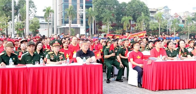 Đồng chí Lê Anh Xuân, Ủy viên Ban Thường vụ Tỉnh ủy, Bí thư Đảng ủy Phường Hạc Thành và các đại biểu, Nhân dân dự. Đồng chí Lê Anh Xuân, Ủy viên Ban Thường vụ Tỉnh ủy, Bí thư Đảng ủy Phường Hạc Thành và các đại biểu, Nhân dân dự.