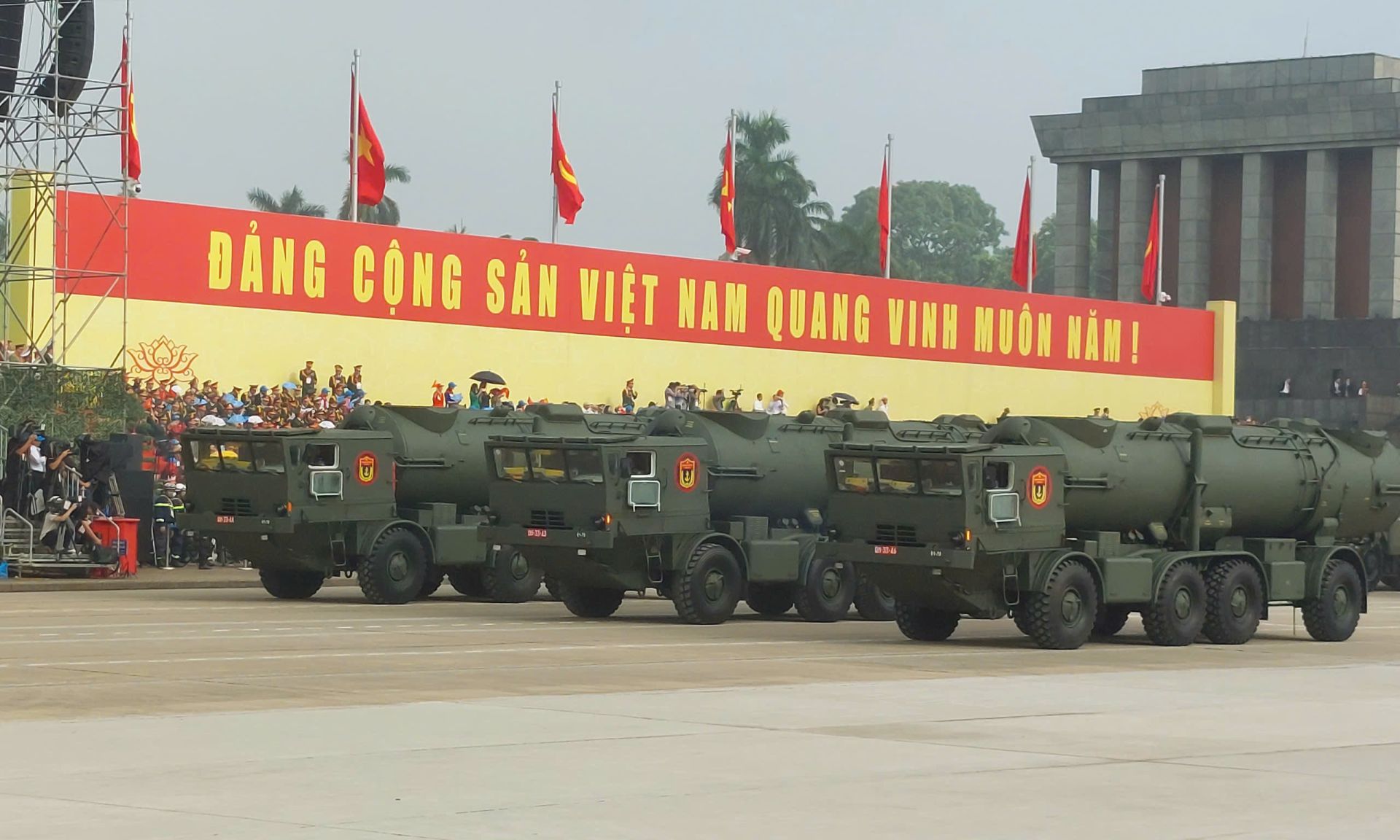 Xe mang bệ phóng tên lửa đạn đạo chiến thuật Xe mang bệ phóng tên lửa đạn đạo chiến thuật