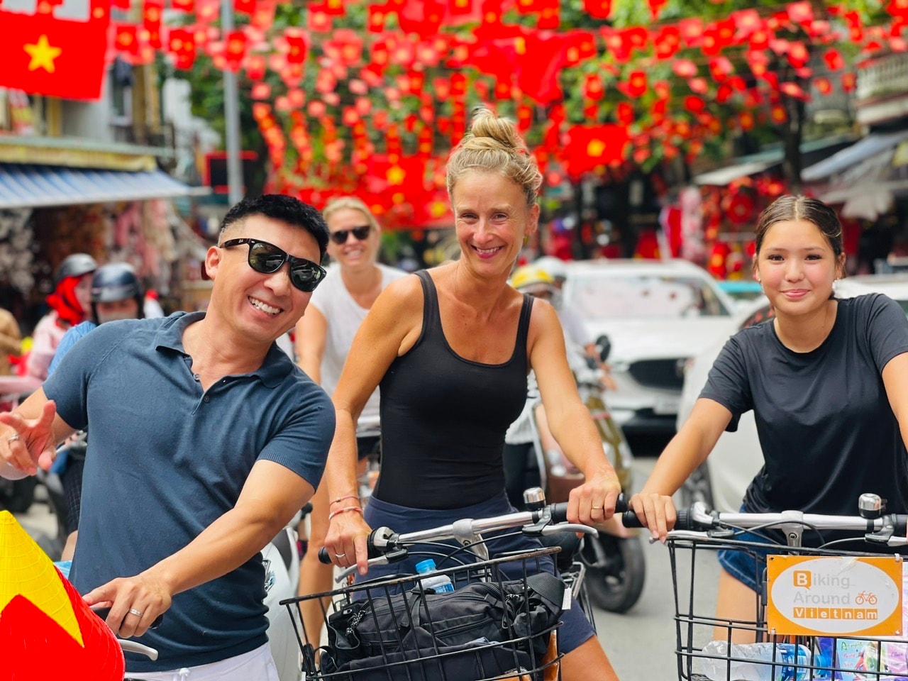 Khách quốc tế vui Tết Độc lập tại Thủ đô Hà Nội. Ảnh: Hoàng Lân