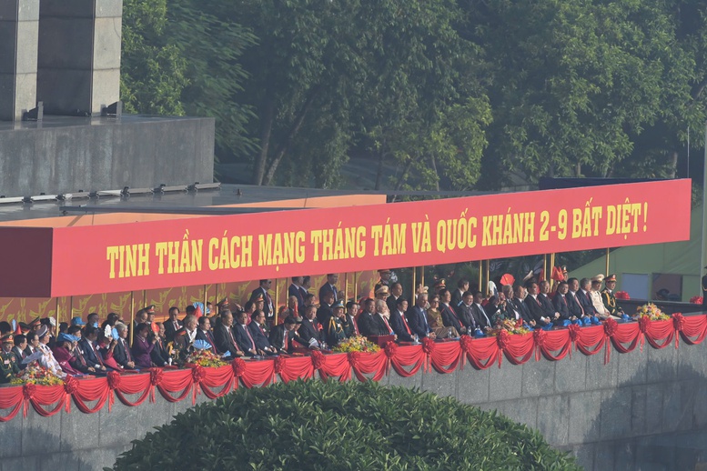 Các đồng chí lãnh đạo Đảng, Nhà nước, Quốc hội, Chính phủ, Mặt trận Tổ quốc Việt Nam trên khán đài dự Lễ kỷ niệm - Ảnh: VGP