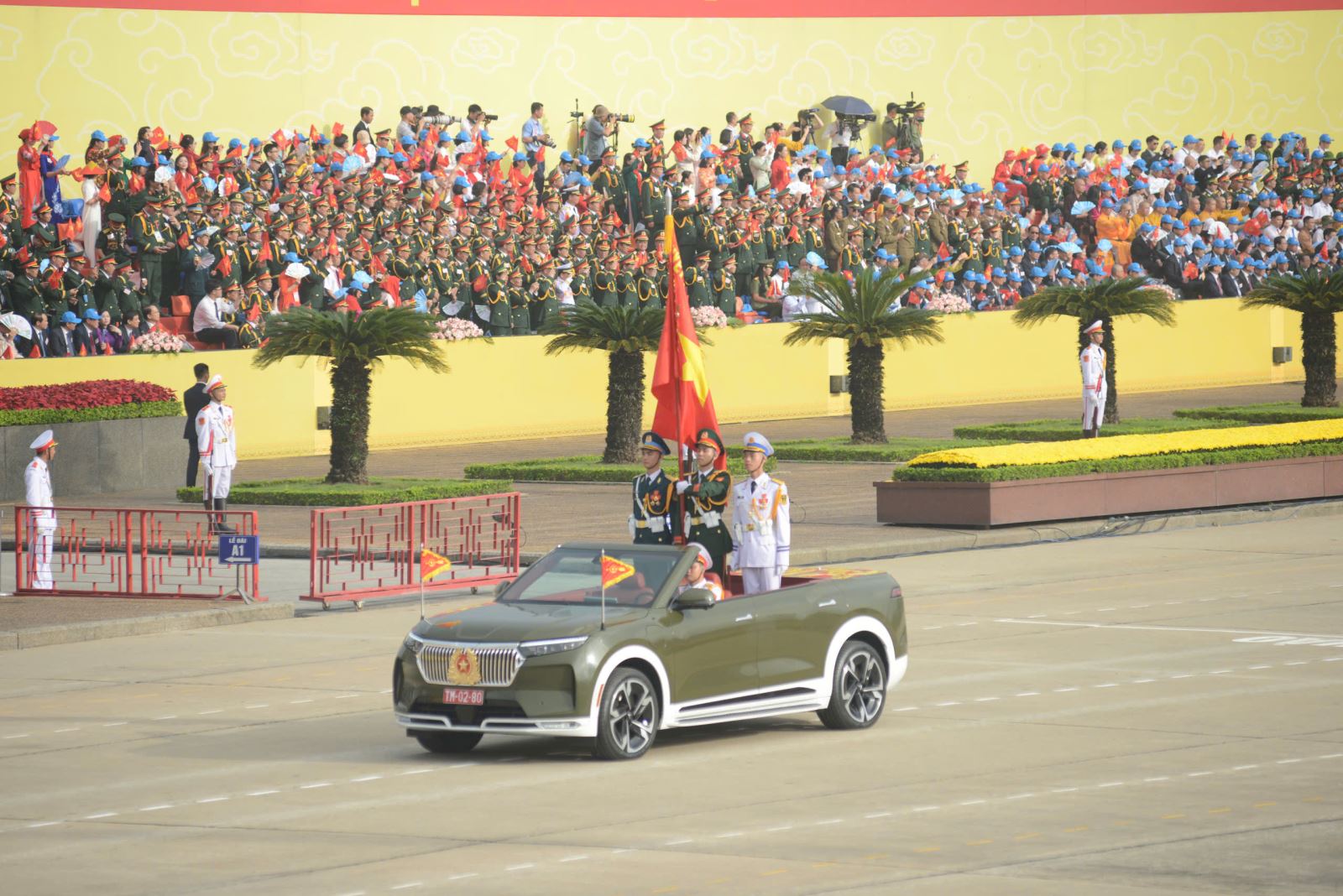 Xe chỉ huy tiến qua lễ đài.