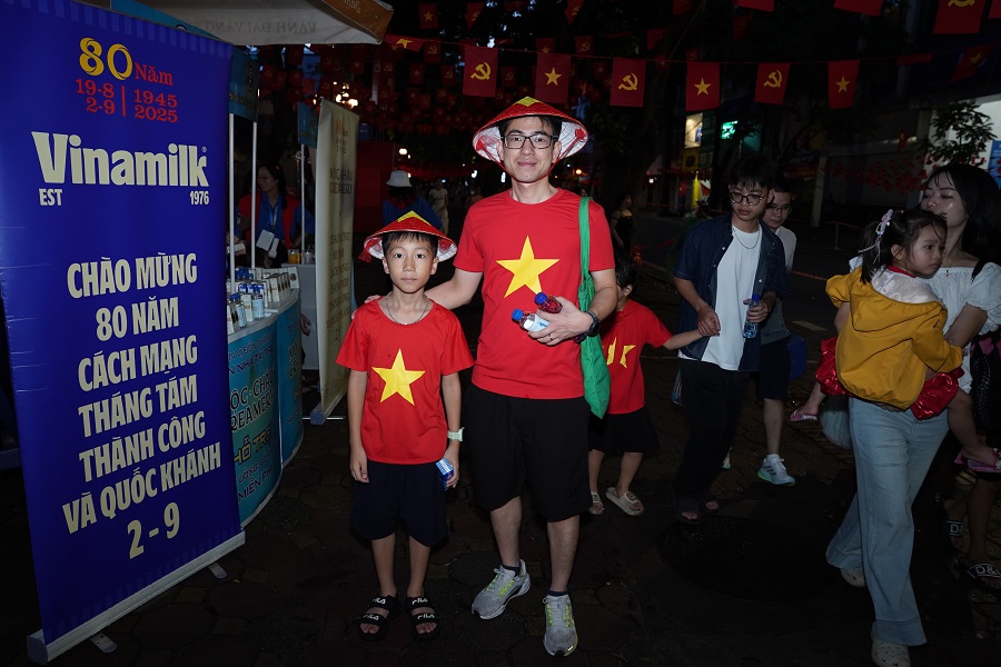 Từ tờ mờ sáng, 15 điểm tiếp ứng dinh dưỡng của Vinamilk dọc các tuyến đường trọng yếu đã tấp nập người dân ghé qua. Từ người lớn cho đến trẻ con, ai cũng háo hức đón chờ thời khắc thiêng liêng - Lễ diễu binh diễu hành kỷ niệm 80 năm Quốc khánh 2/9. (Ảnh: Vi Nam)