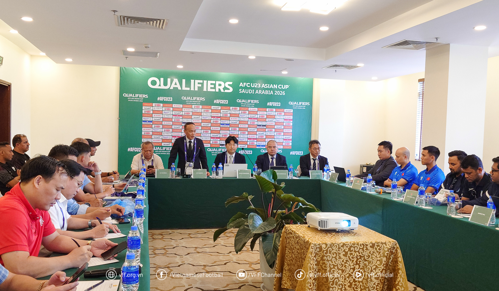 Ông Nguyễn Văn Phú – Tổng thư ký LĐBĐVN, Trưởng Ban tổ chức Bảng C – phát biểu chào mừng tại cuộc họp. Ông Nguyễn Văn Phú – Tổng thư ký LĐBĐVN, Trưởng Ban tổ chức Bảng C – phát biểu chào mừng tại cuộc họp.