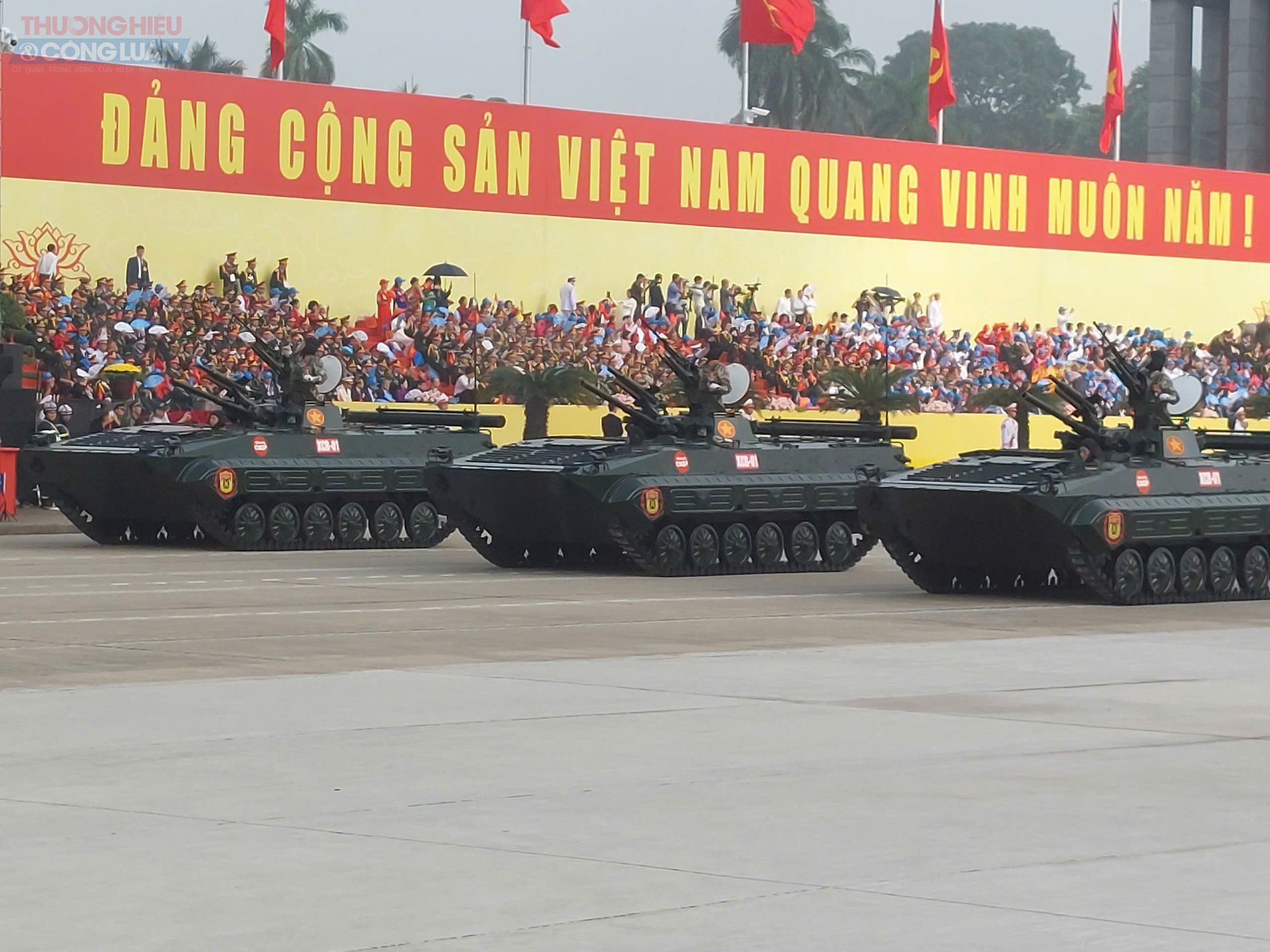 Xe chiến đấu bộ binh BMP-1 diễu binh qua Quảng trường Ba Đình. Xe chiến đấu bộ binh BMP-1 diễu binh qua Quảng trường Ba Đình.