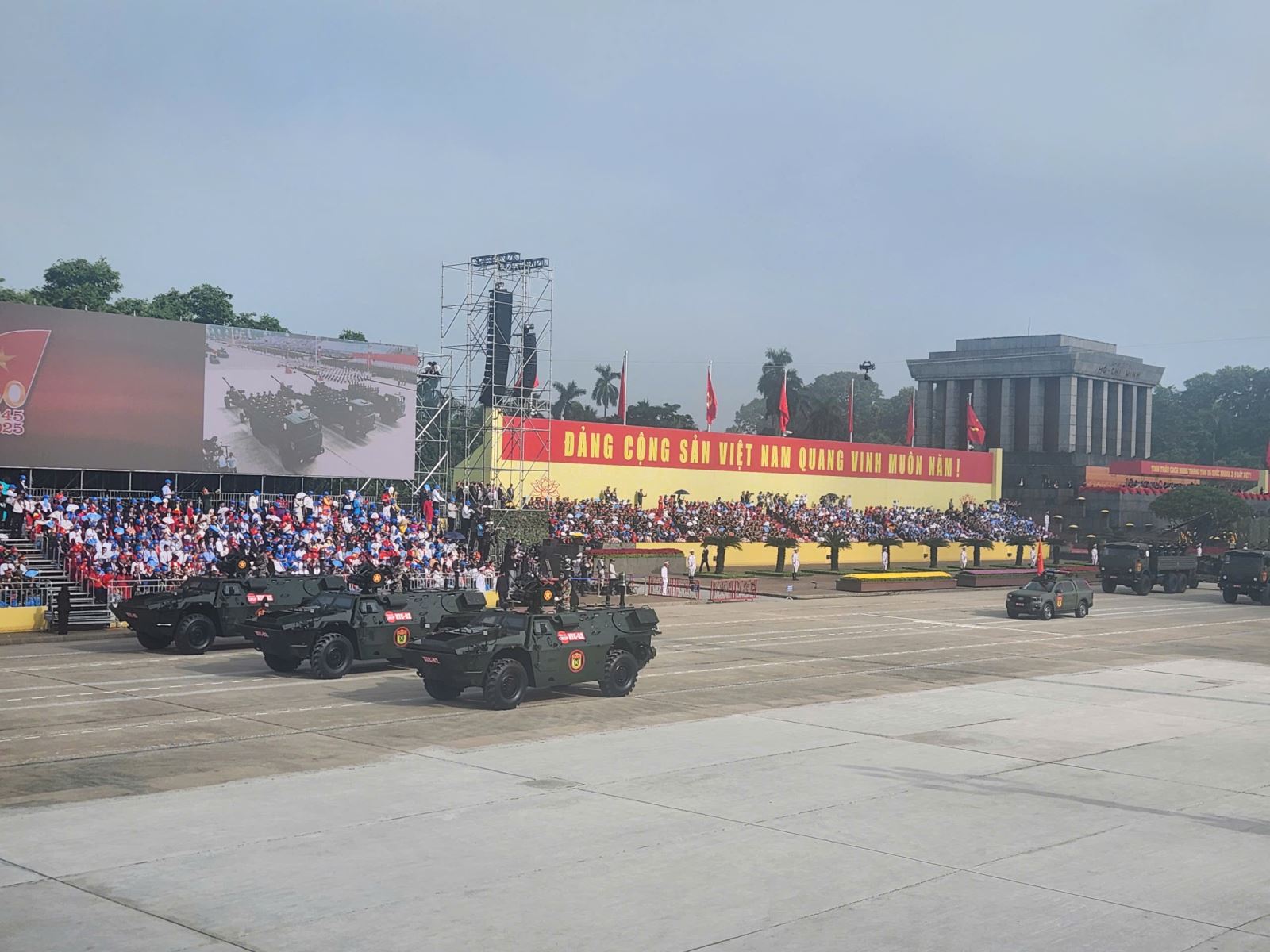 Các lực lượng vũ trang quân đội nhân dân Việt Nam tiến vào Lễ đài...