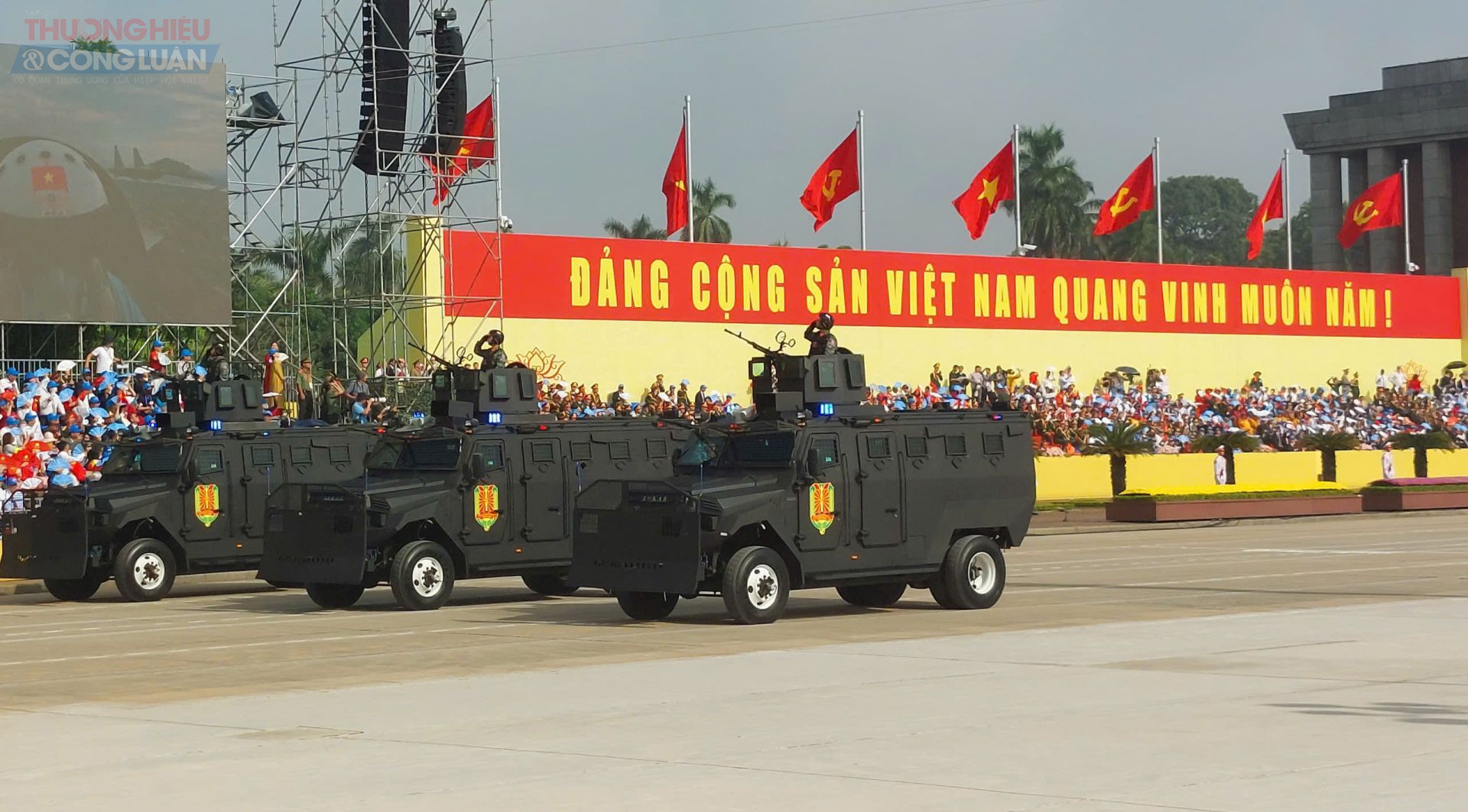 Xe thiết giáp chuyên dụng của lực lượng Cảnh sát cơ động diễu hành qua Quảng trường Ba Đình trong lễ kỷ niệm, thể hiện sức mạnh và tinh thần sẵn sàng chiến đấu bảo vệ Tổ quốc.” Xe thiết giáp chuyên dụng của lực lượng Cảnh sát cơ động diễu hành qua Quảng trường Ba Đình trong lễ kỷ niệm, thể hiện sức mạnh và tinh thần sẵn sàng chiến đấu bảo vệ Tổ quốc.”