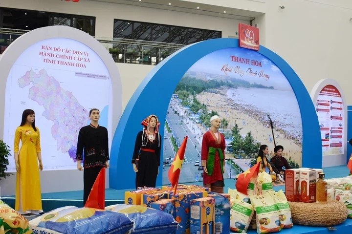 Các hiện vật, sản phẩm nông nghiệp tiêu biểu của tỉnh được sắp đặt tinh tế trong không gian triển lãm.