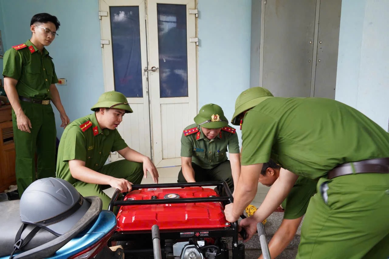 Kiểm tra các vật dụng trước khi lên đường vào bản giúp dân khắc phục hậu quả thiên tai.