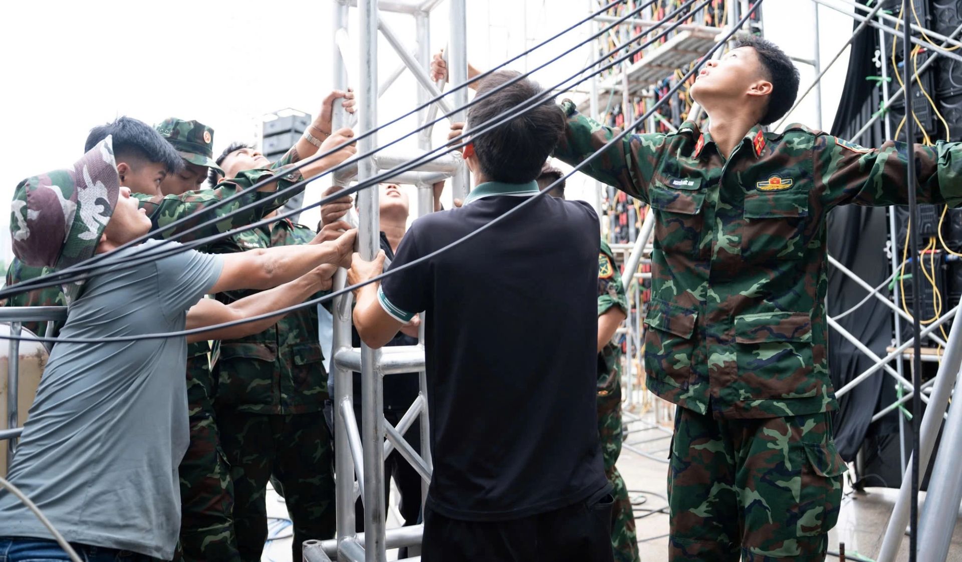 Lực lượng bộ đội cùng đơn vị tổ chức phối hợp lắp dựng khung giàn sân khấu chính. Lực lượng bộ đội cùng đơn vị tổ chức phối hợp lắp dựng khung giàn sân khấu chính.