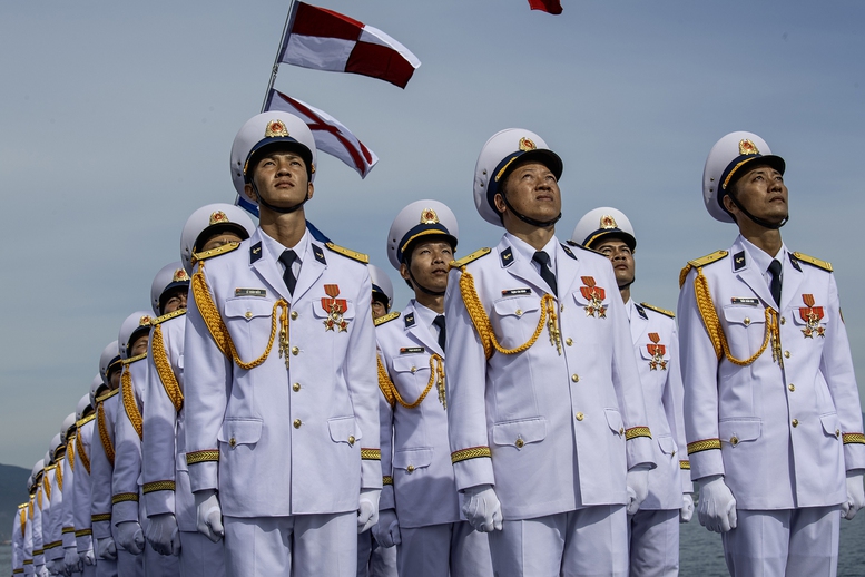 Cán bộ, chiến sĩ thực hiện nghi lễ chào cờ trước khi rời bến làm nhiệm vụ