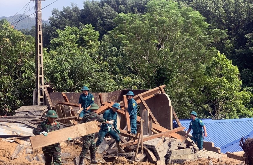 Cán bộ nhân viên Ban chỉ huy PTKV 3-Ngọc Lặc giúp nhân dân xã Yên Nhân khắc phục lũ quét.