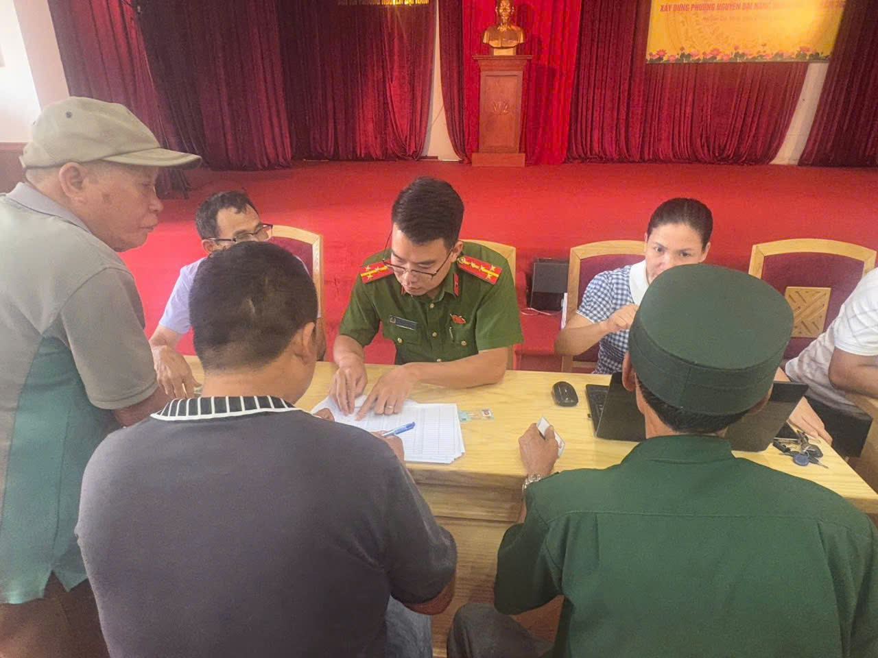 Người dân phường Nguyễn Đại Năng phấn khởi nhận quà 100.000 đồng dịp Quốc khánh 2/9