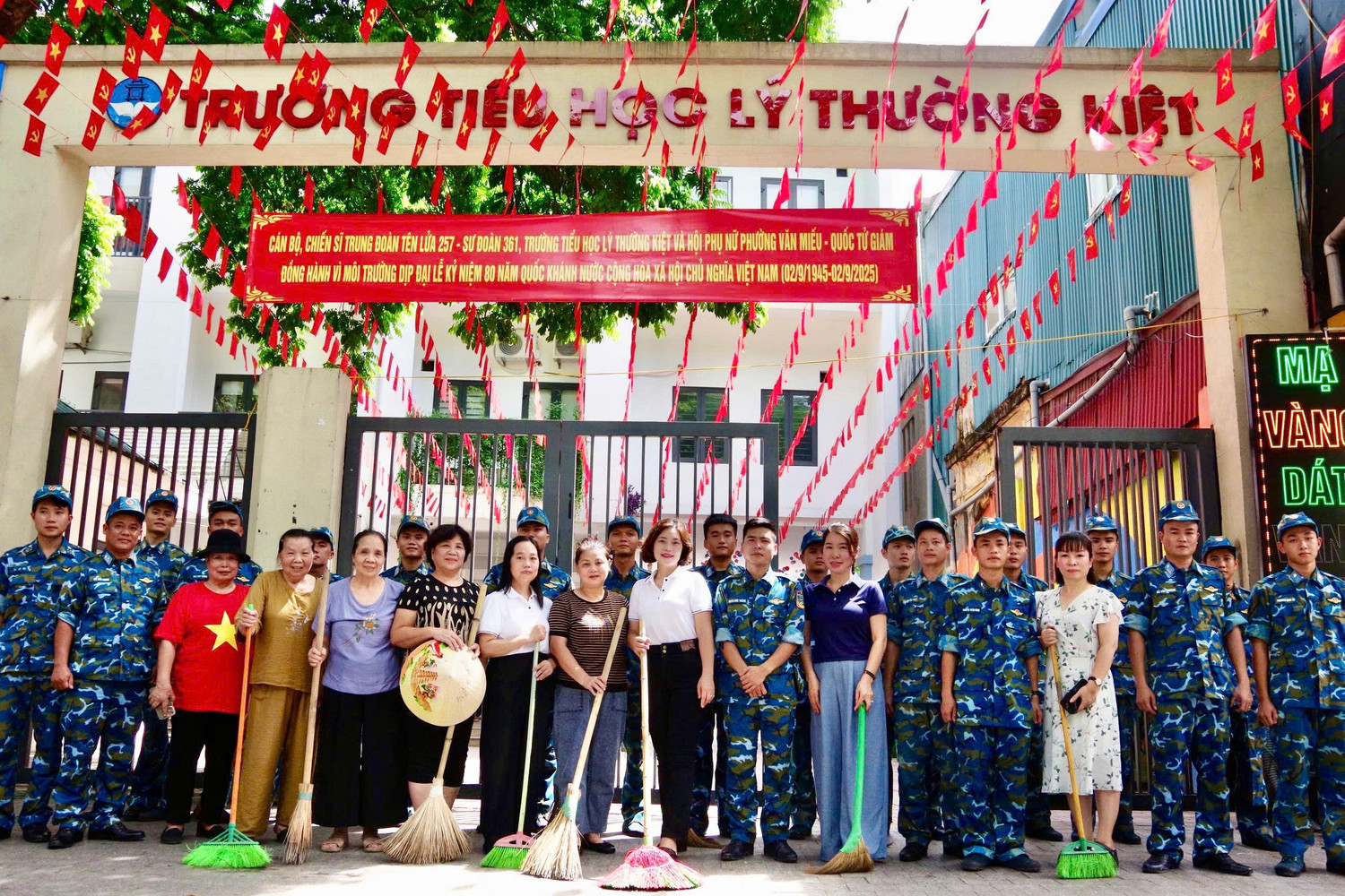 Công tác vệ sinh môi trường được tiến hành đều đặn, khẩn trương sau mỗi buổi hợp luyện, tổng duyệt A80.