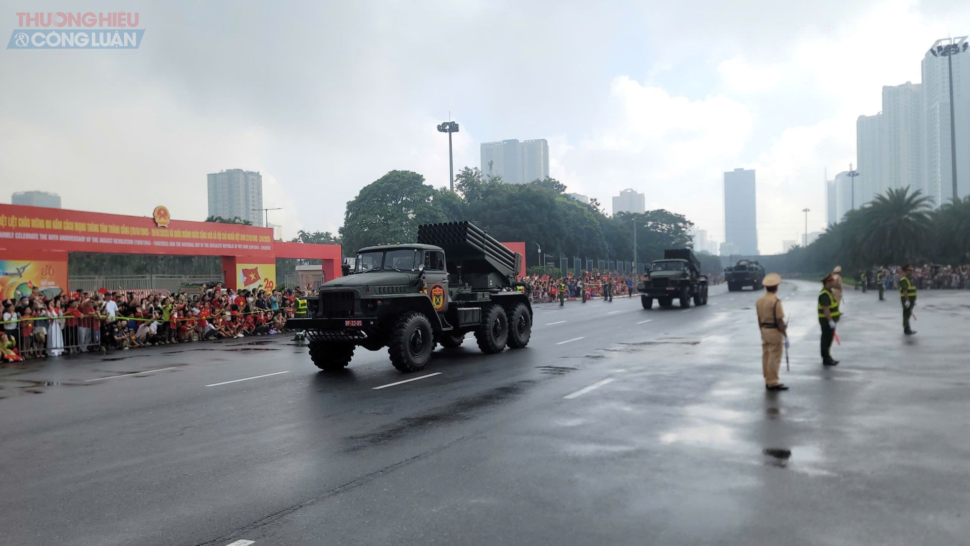 Pháo phản lực BM-21 Grad của Quân đội Nhân dân Việt Nam diễu binh trong lễ kỷ niệm trọng đại của đất nước.” Pháo phản lực BM-21 Grad của Quân đội Nhân dân Việt Nam diễu binh trong lễ kỷ niệm trọng đại của đất nước.”