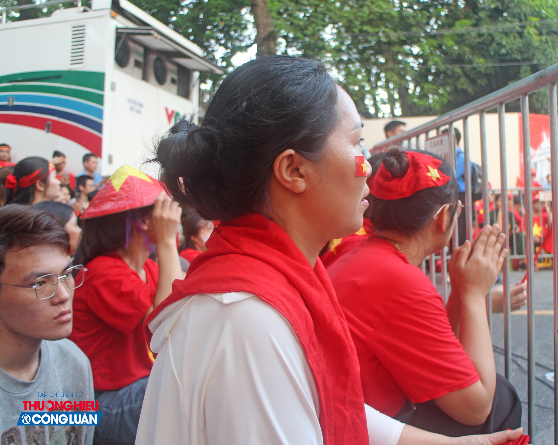 Trong biển người trên phố Nguyễn Thái Học, mỗi người dân đều mang trong mình một cảm xúc riêng, nhưng cùng hòa chung niềm tự hào dân tộc. Trong biển người trên phố Nguyễn Thái Học, mỗi người dân đều mang trong mình một cảm xúc riêng, nhưng cùng hòa chung niềm tự hào dân tộc.