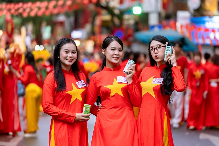 Các bạn trẻ chia sẻ rằng các bạn ấn tượng với mẫu mã bao bì của các sản phẩm dinh dưỡng Vinamilk. Các bạn cảm thấy rất vui và tự hào khi hôm nay được “diễu hành” cùng thương hiệu sữa quốc dân trong ngày vui toàn dân. (Ảnh: Vi Nam)