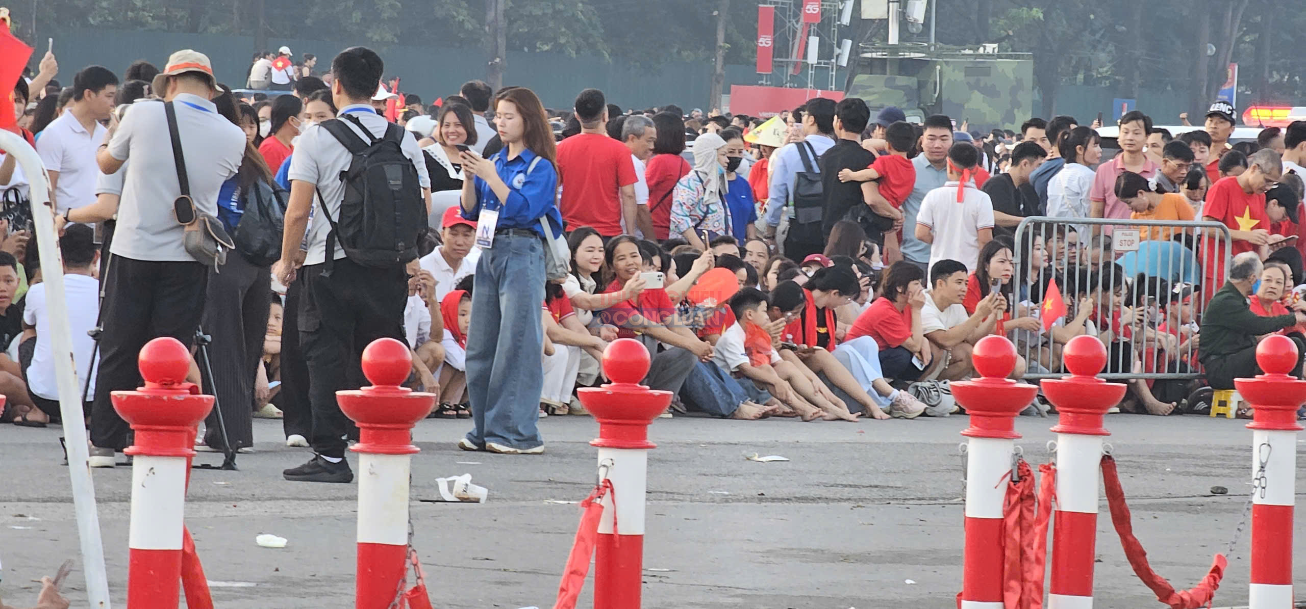 Hàng ngàn người đã tập trung quang Sân vận Động Mỹ đình từ rất sớm Hàng ngàn người đã tập trung quang Sân vận Động Mỹ đình từ rất sớm
