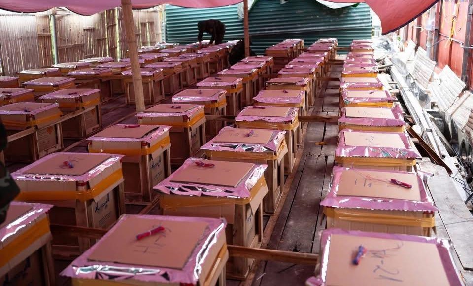 Các thùng pháo hoa đã được chuẩn bị, lắp đặt sẵn sàng cho màn bắn pháo hoa Các thùng pháo hoa đã được chuẩn bị, lắp đặt sẵn sàng cho màn bắn pháo hoa