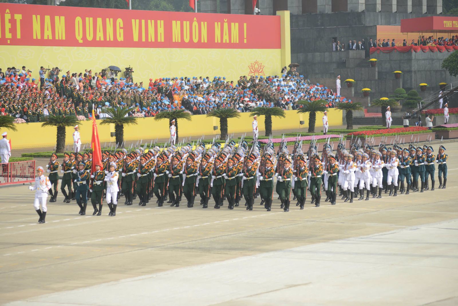 Các đội hình khối diễu binh tiến qua lễ đài.