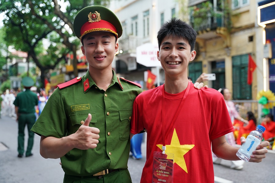 Tình bạn và tình yêu Tổ quốc luôn đong đầy trong tim các bạn trẻ Việt Nam. (Ảnh: Vi Nam)