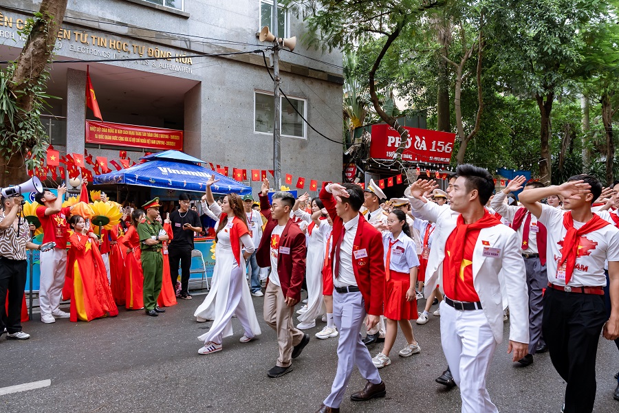 Sau khi tiếp dinh dưỡng tại các điểm tiếp ứng của Vinamilk, đoàn diễu hành tiếp tục nhiệm vụ trong sự cổ vũ của người dân hai bên đường. (Ảnh: Vi Nam)