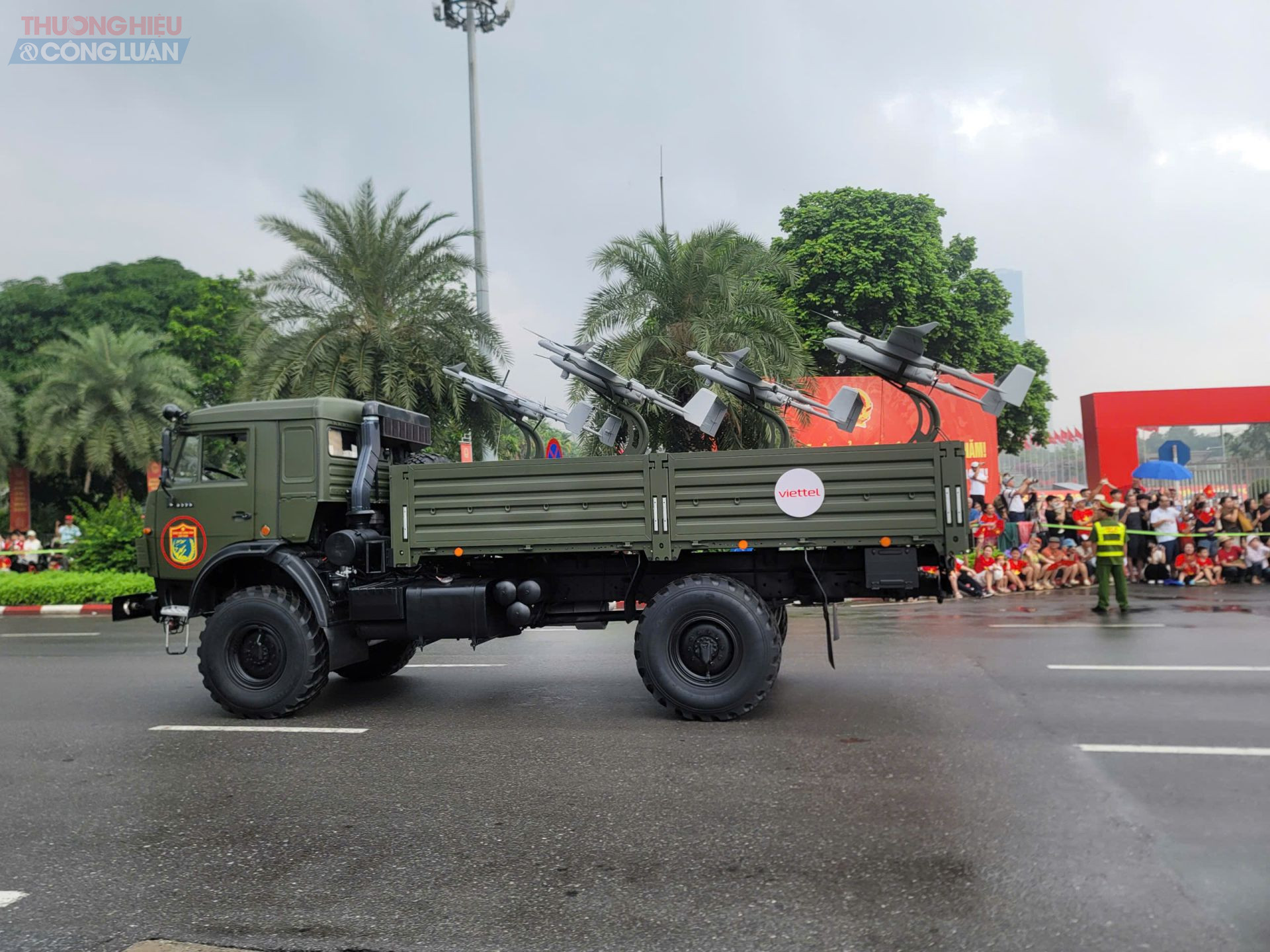 “Xe mang theo các hệ thống máy bay không người lái do Viettel phát triển tham gia diễu binh.” “Xe mang theo các hệ thống máy bay không người lái do Viettel phát triển tham gia diễu binh.”