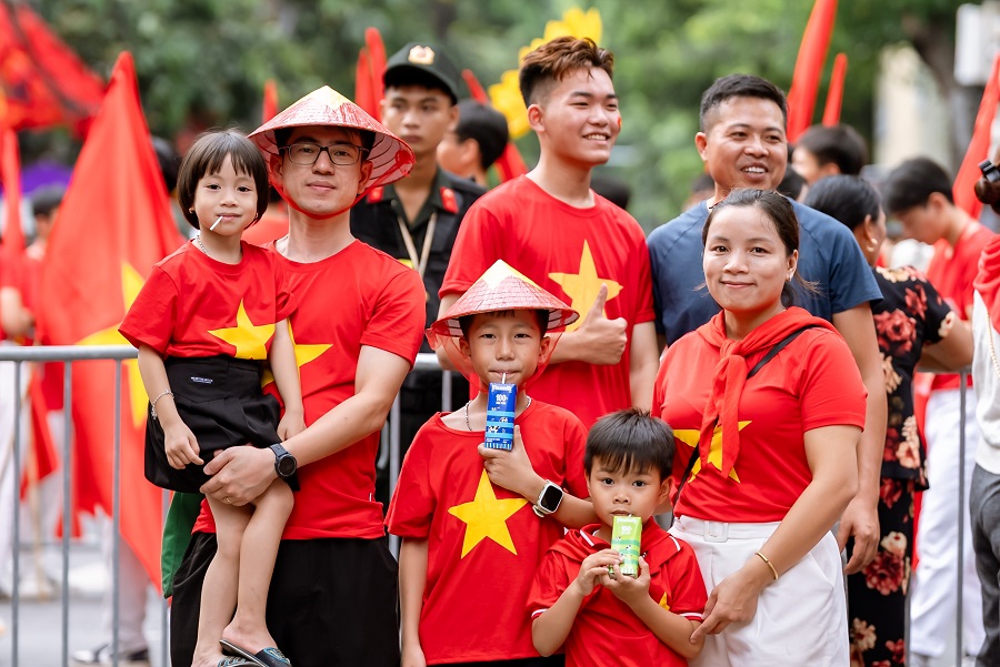 Nhiều đại gia đình đã đến với ngày hội lớn của non sông để con được chứng kiến, được cảm nhận và bắt đầu yêu Tổ quốc từ những điều giản dị nhất. (Ảnh: Vi Nam)