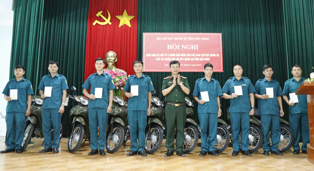Bộ Chỉ huy Quân sự tỉnh Bắc Ninh bàn giao 198 xe mô tô 2 bánh cho cấp xã