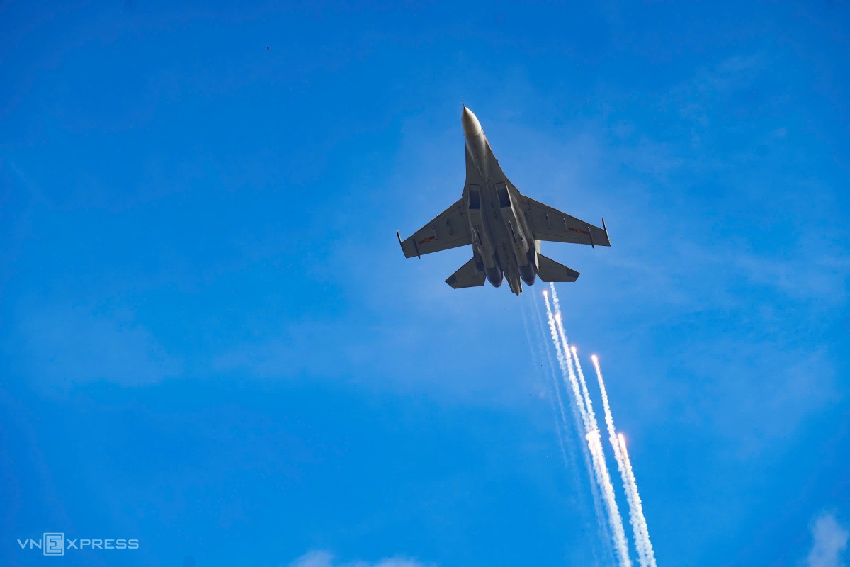 Su-30Mk2 thả bẫy nhiệt. Ảnh: Tùng Đinh
