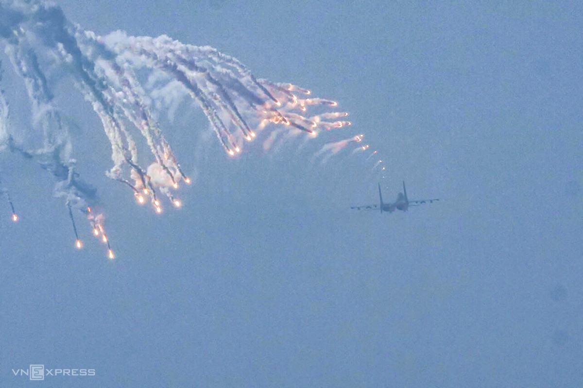 Chùm bẫy nhiệt rực sáng trên bầu trời. Ảnh: Nguyễn Đông