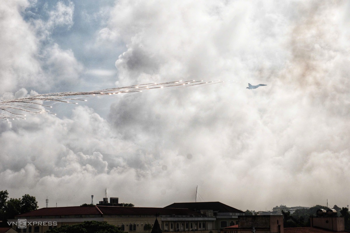Cánh bay Su-30MK2 và bẫy nhiệt trên bầu trời Thủ đô. Ảnh: Ngọc Thành